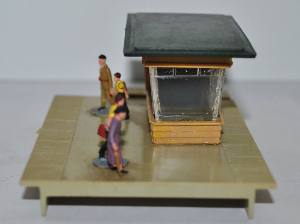 Faller Modelleisenbahnen: Faller Bahnsteig mit Kiosk (PDB265) – Gebraucht aus Aarwangen von Bahnsupport 1
