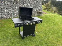 Gasgrill Grill Club mit Seitenkocher schwarzer Zustand