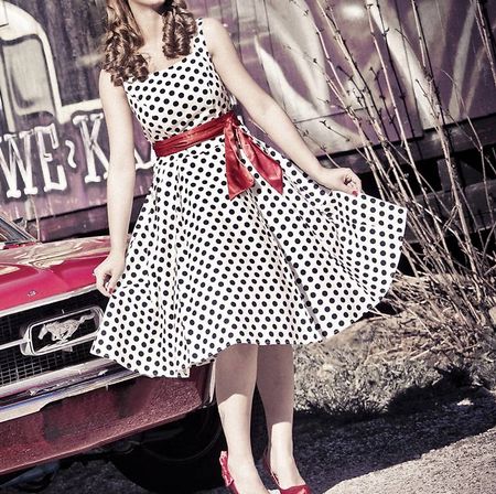 Polka dot Kleid Weiss/Schwarz mit roter Schleife