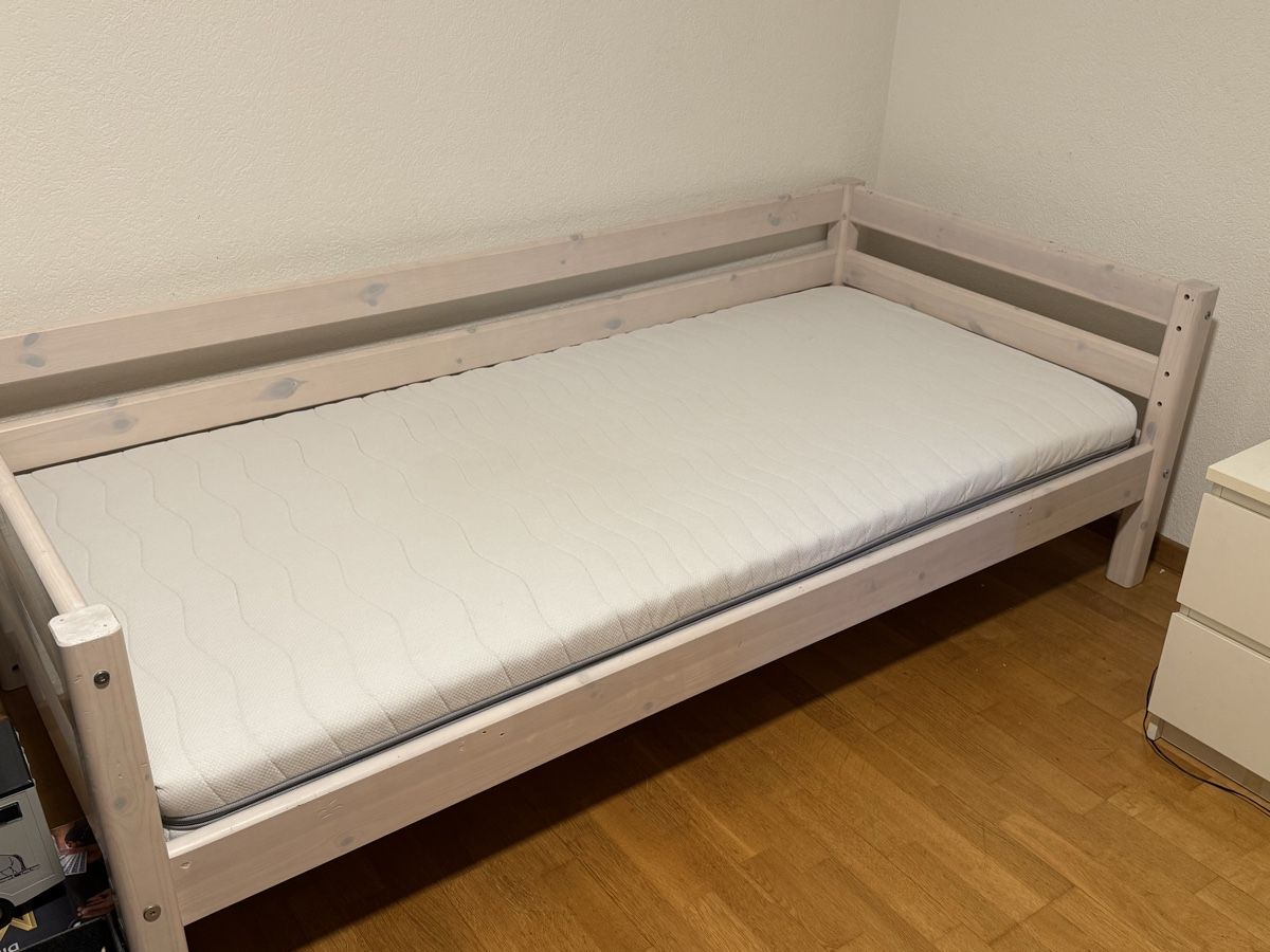 Lits: Flexa Classic weiss Bett 2 mit Sofa – D'occasion à Turbenthal par Orihime
