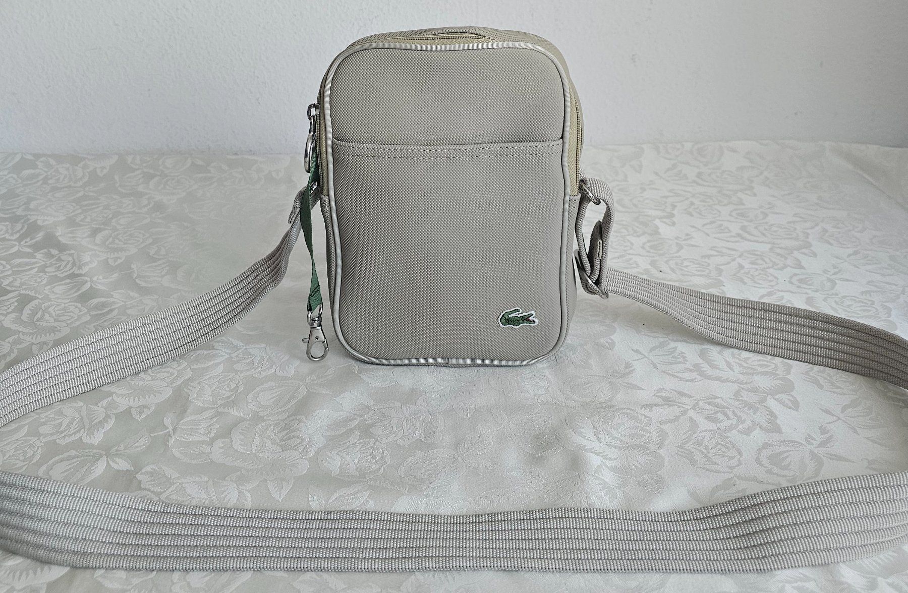 Lacoste Taschen: *LACOSTE *Original Umhängetasche – Gebraucht aus Bronschhofen von Xena37