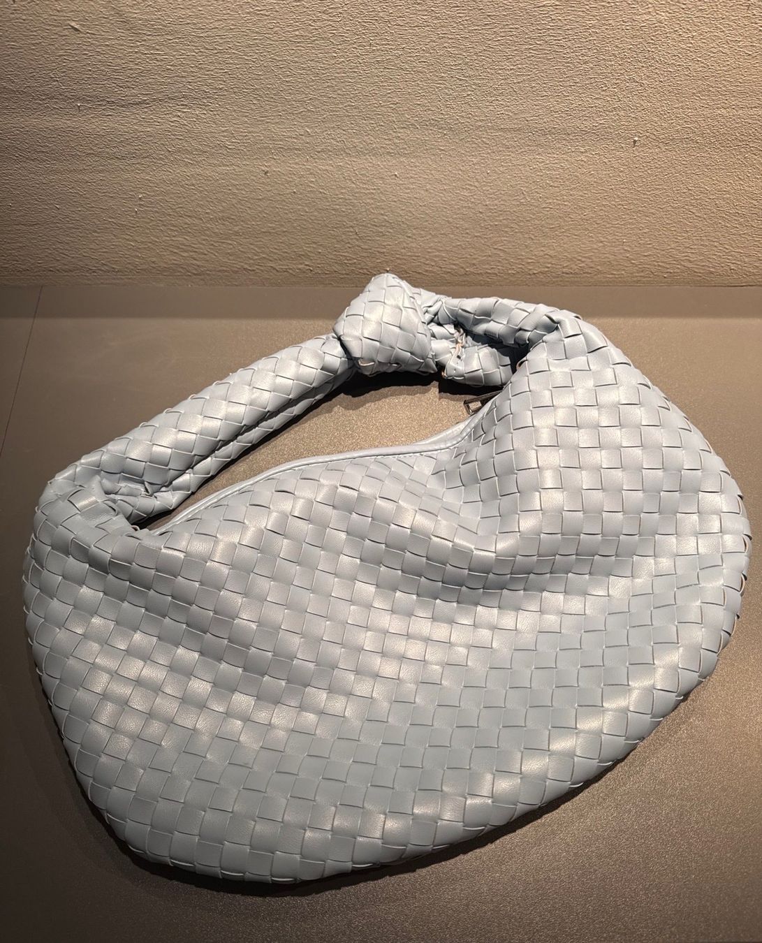 Borse da donna: Handtasche hellblau Leder geflochten – Usato da Unterseen venduto da itslisasp