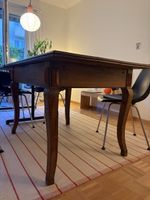 Antiker Schreibtisch mit Schubladen und gedrechselten Beinen