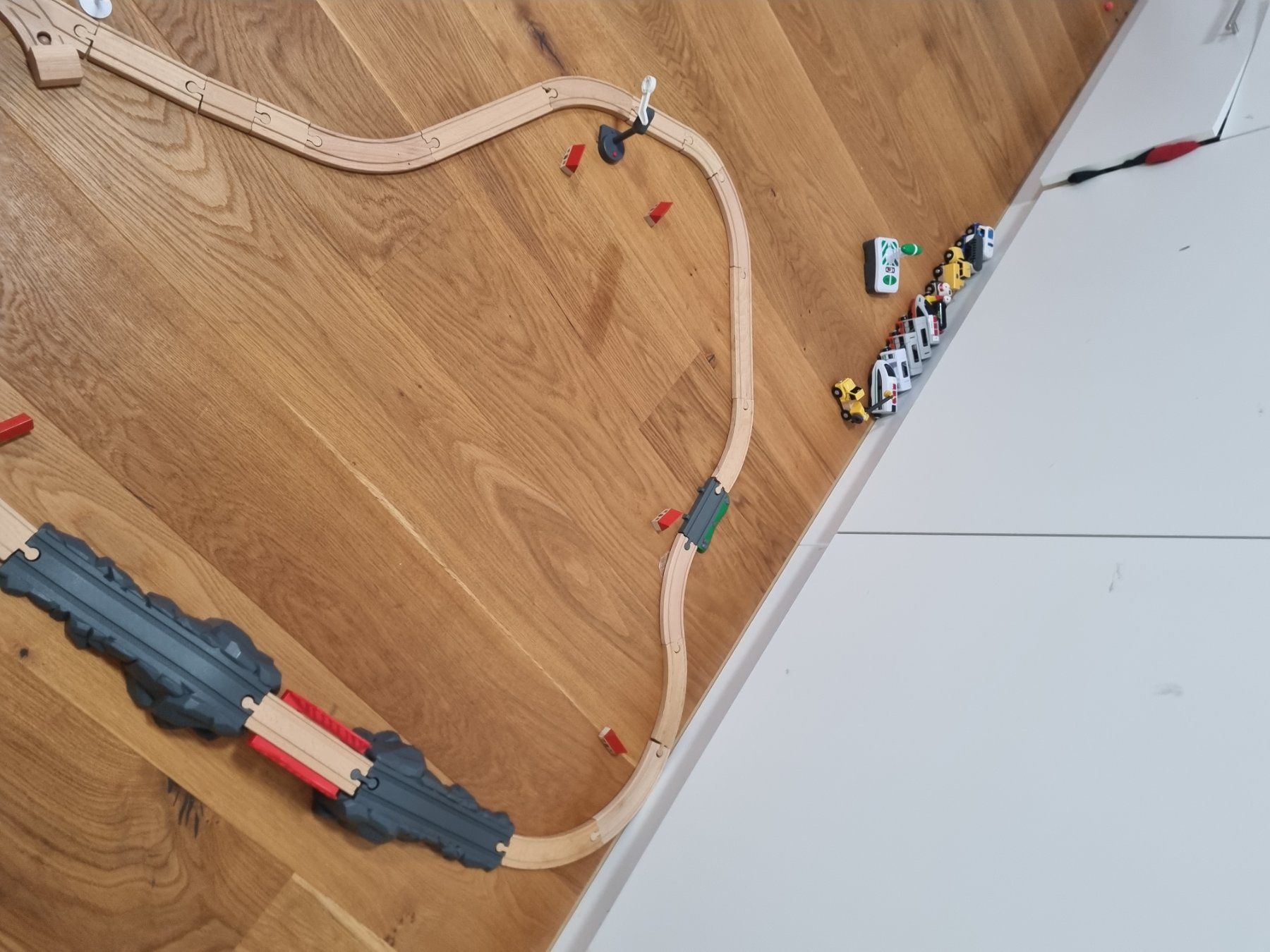 Spielzeuge: Holzgarage mit Schienen – Gebraucht aus Wolfwil von koel81 5