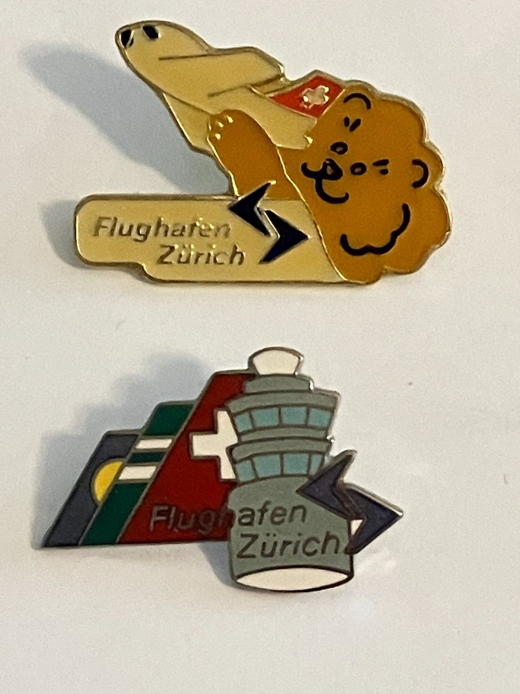 Placchette & Badge: 2 Pin Flughafen Zürich – Usato da Basel venduto da djwwpp