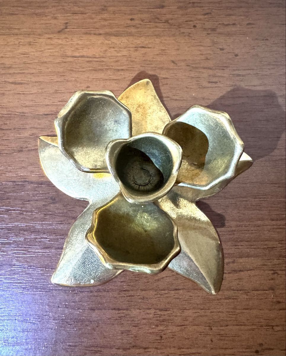 Portacandele: Vintage Lotus Kerzenhalter aus Messing – Usato da Balsthal venduto da Narulya 1