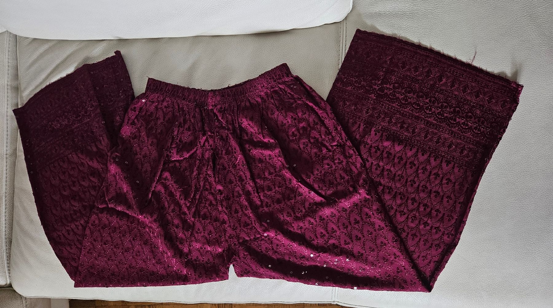 Pantaloni: Pantalon brodé avec strass – Nuovo e nell'imballaggio originale da Les Acacias venduto da minnie6 1
