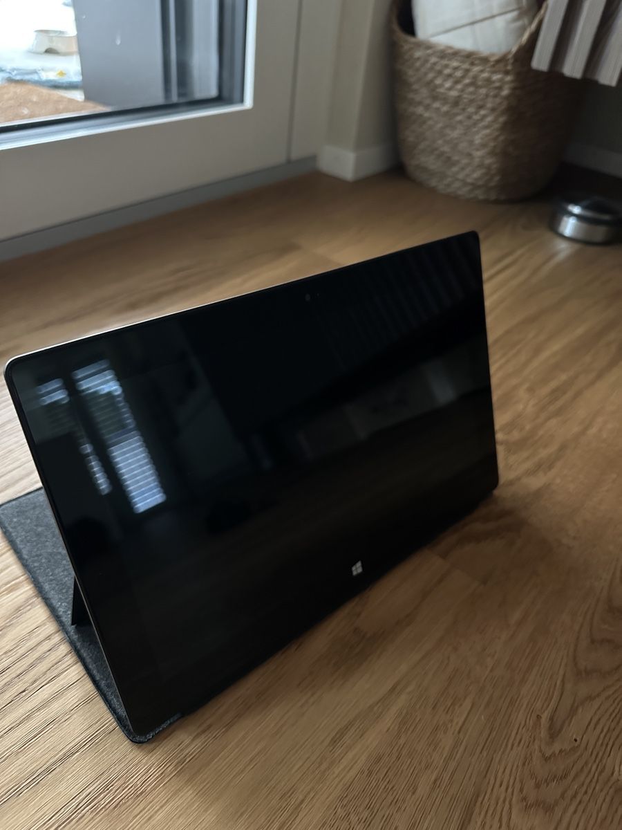 Microsoft Tablet PC: Microsoft Surface mit Tastatur – Usato da Kloten venduto da sel_nq8h 1