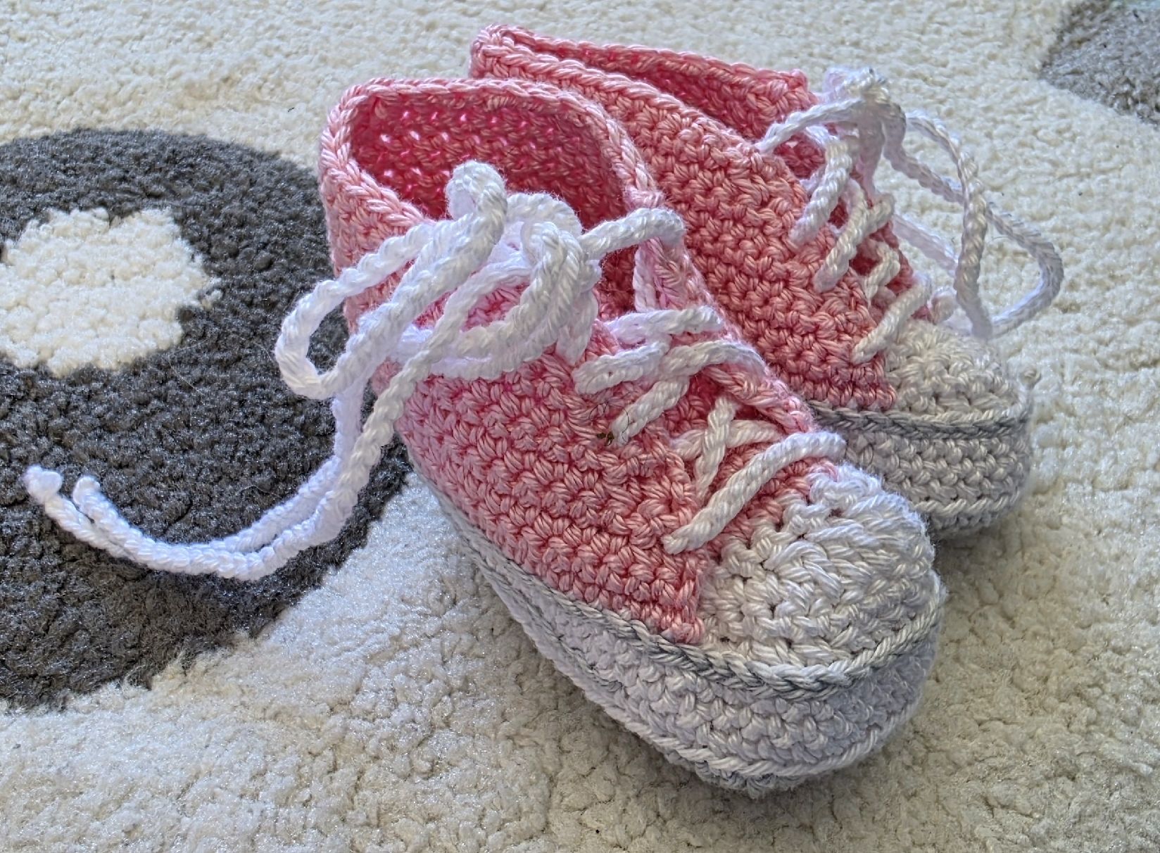 Scarpe per ragazzi: Handgestrickte Baby Schuhe – Usato da Suhr venduto da Design_by_Debi