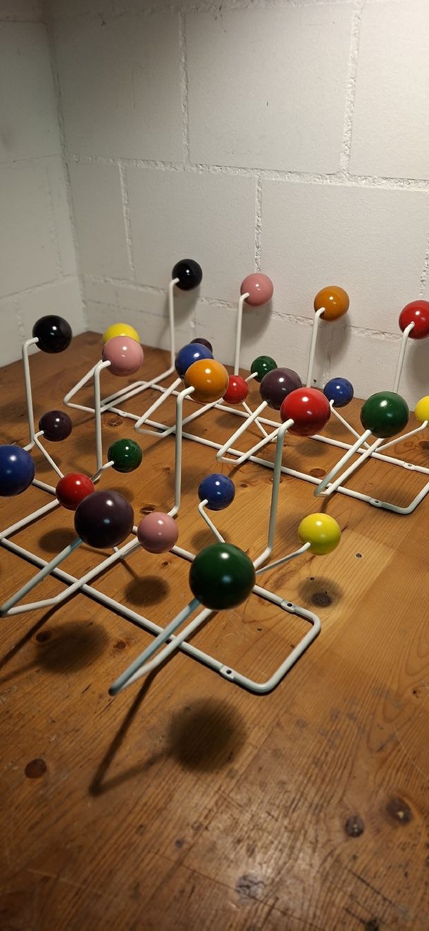 Guardaroba: REPLICA Hang it all, Charles & Ray Eames, 1953, mutlicolor – Usato da Steffisburg venduto da callabluete