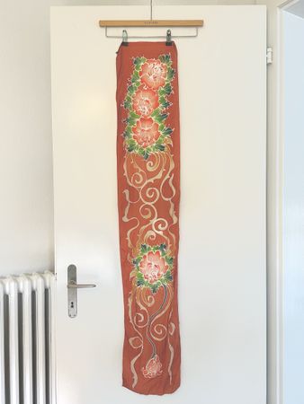 Seidenschal orange mit Blumenmotiv, ungefähr 140cm x 28cm