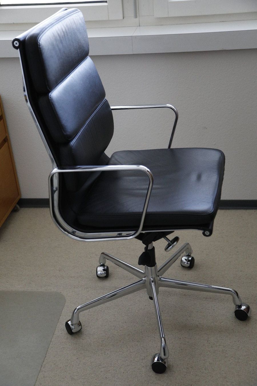 Vitra Sedie: Eames Bürostuhl Leder Softpad, EA 219 schwarz – Usato da Zürich venduto da evolve1 1