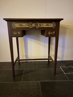 Spieltisch bzw. Schachtisch im Landhaus-/Bauernstil.
