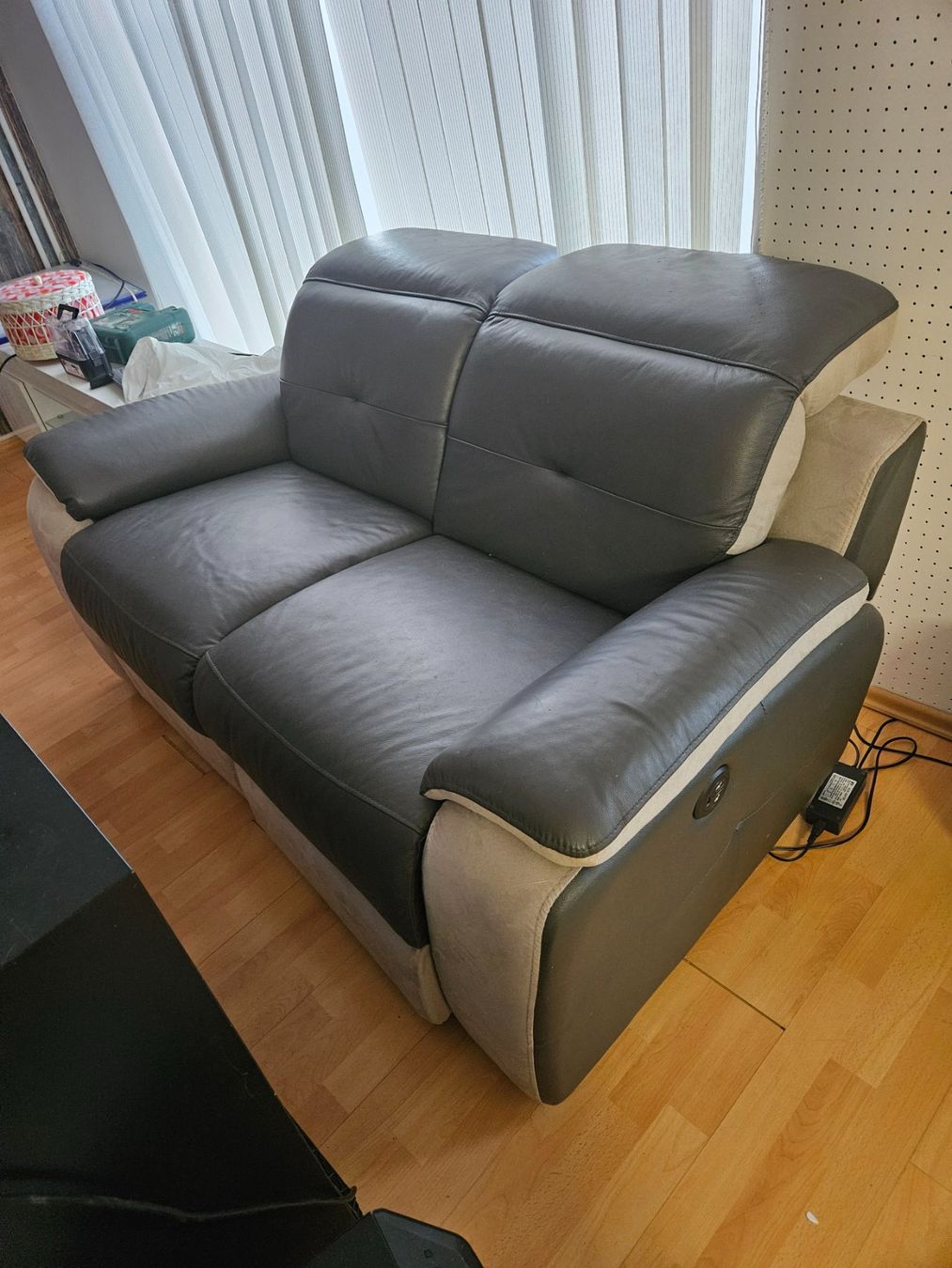 Conforama Divani: Elektronisches Sofa 2-plätzig mit Relaxfunktion und USB – Usato da Wikon venduto da Mr.Saxer