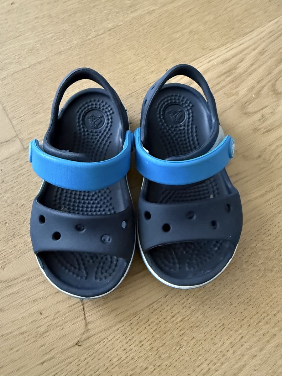 Crocs Scarpe per ragazzi: Kinder Sandalen Crocs dunkelblau Grösse 24  – Usato da Riehen venduto da nah00 1