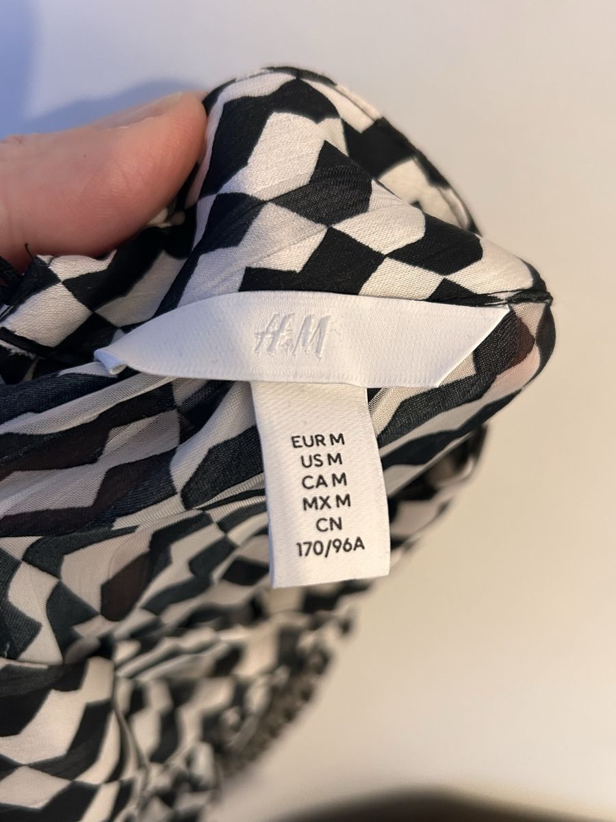 H&M Chemisiers: Bluse von H&M, Grösse M, schwarz-weiss – Neuf (Voir description) à Erlinsbach SO par hallon480 5