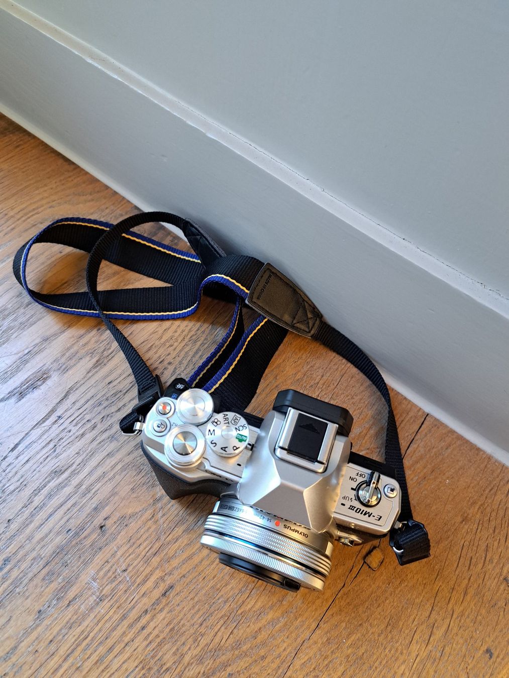 Olympus Fotocamera: Olympus OM-D-EM10 mit Objektiv – Usato da Thalwil venduto da sib_x2f9 1