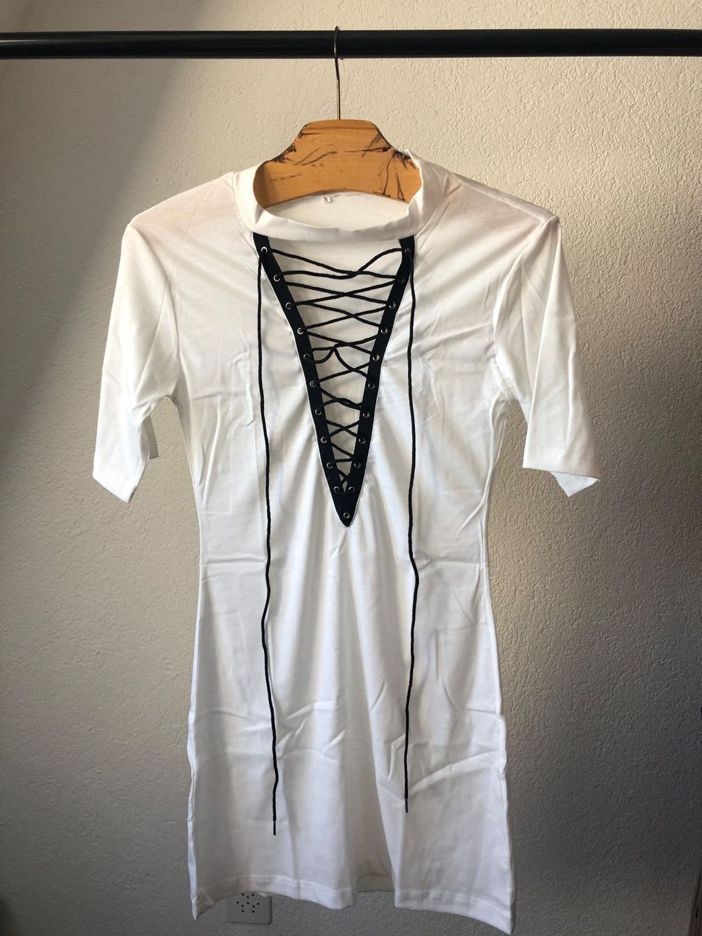 Vestiti: Lace Up Kleid weiss – Nuovo (secondo la descrizione) da Selzach venduto da iagiag98