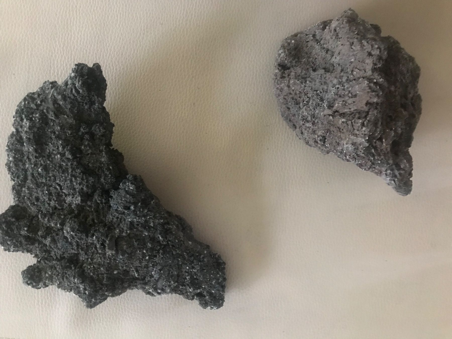 Minerali & Pietre curative: 2 Schöne Lavasteine – Usato da Oberwil BL venduto da elk_wf5x