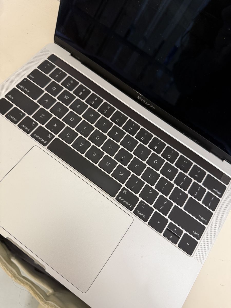 Apple Notebooks: MacBook Pro 13” mit Touch Bar – Defekt (Display) – Defekt aus Niederwil AG von Elisa_Mrs 2