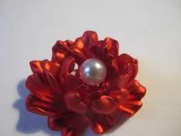 Rote Blüte Brosche mit Perle