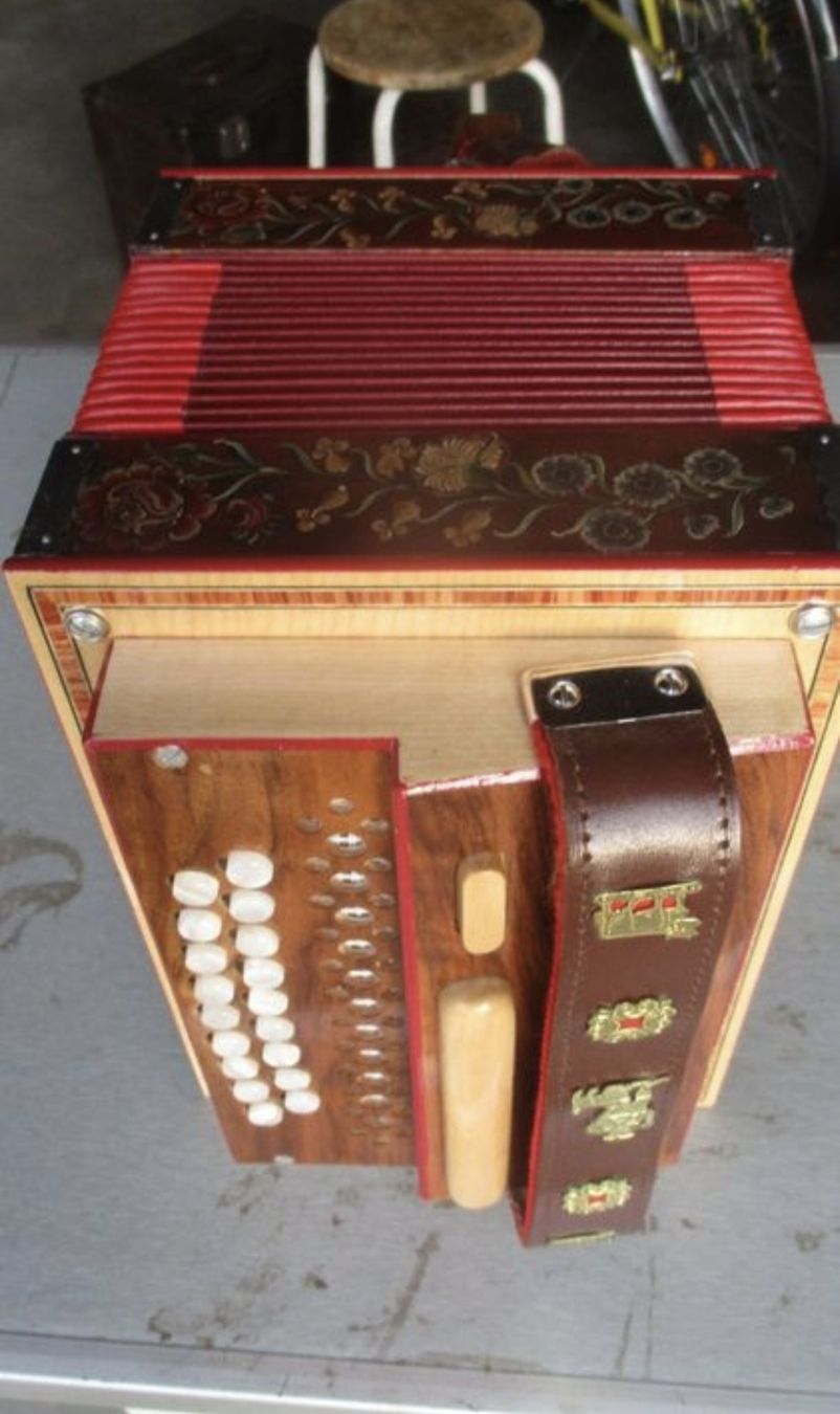 Musikinstrumente: Handörgeli Schwyzerörgeli mit Koffer, tonart B – Gebraucht aus Münster VS von and_d5yp 7