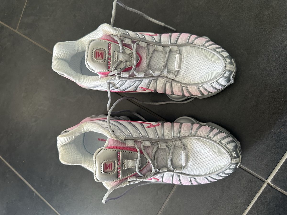 Nike Damenschuhe: Nike Shox Sneaker – Neu (gemäss Beschreibung) aus Wikon von jessi_35 1