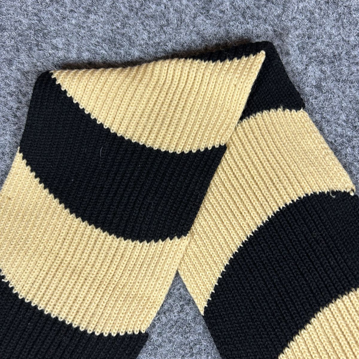 Foulards & écharpes: Scarf wool – Neuf (Voir description) à La Sagne NE par Matlasape 1