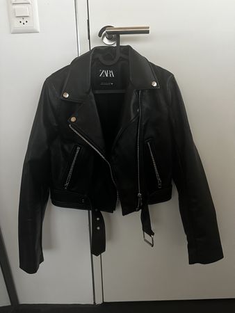 Schwarze Lederjacke