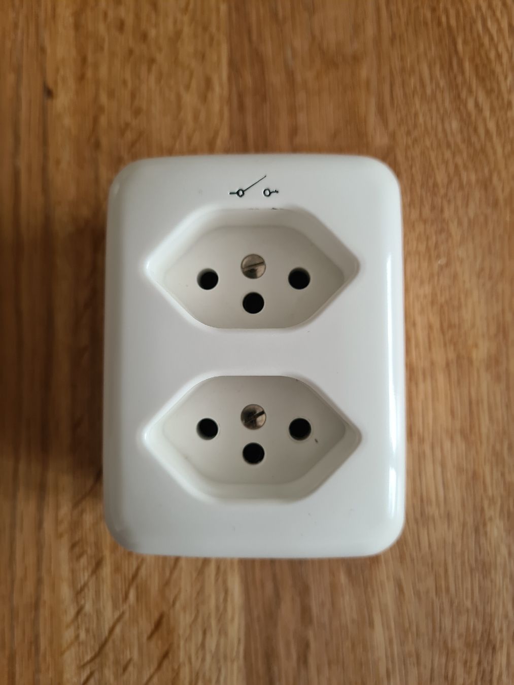 Spine: AP Steckdose weiss, 2×T13/1S – Usato da Winterthur venduto da Jana1701