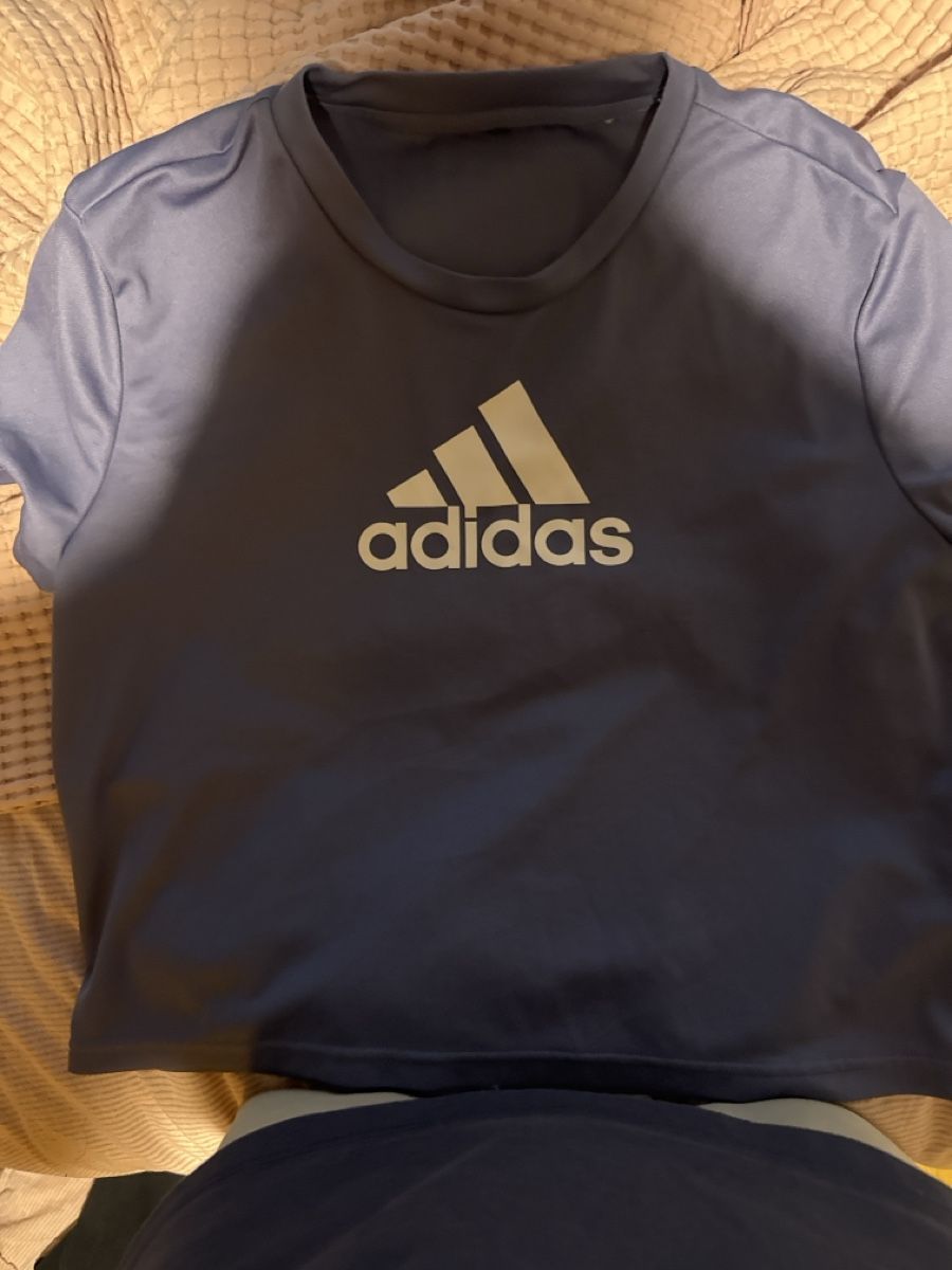 T-shirt: T shirt adidas  – Nuovo (secondo la descrizione) da Chêne-Bougeries venduto da dav_x99l