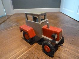 Traktor aus Holz m.Fahrer, tracteur en bois avec conducteur