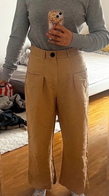 Zara Pantaloni: Pantalon beige coupe droite – Usato da Bernex venduto da claraaaa4