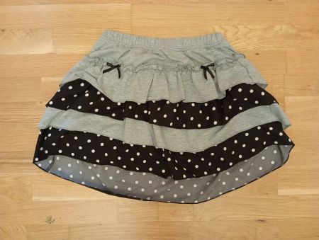Rock mit Kurzer Hose drinnen