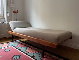 Daybed gepolstert mit Holzgestell und verstellbarem Kopfteil