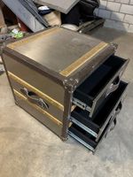 Originelle Truhe aus Metall und Holz
