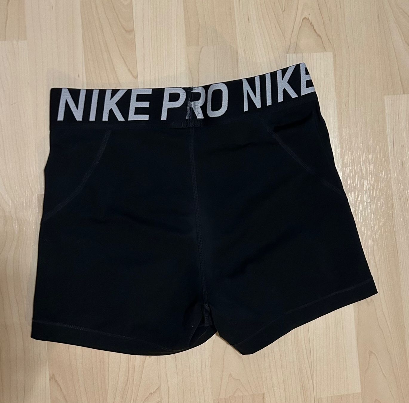 Nike Pantaloni: Nike Pro Shorts – Usato da Langenthal venduto da Miichelle 1