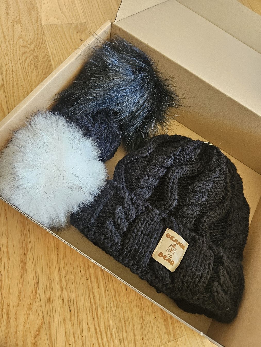 Copricapi, berretti & cappellini: Bonnet Beanie Bear noir avec trois pompons interchangeables – Nuovo e nell'imballaggio originale da Morges venduto da Mlle_Croft_91 1