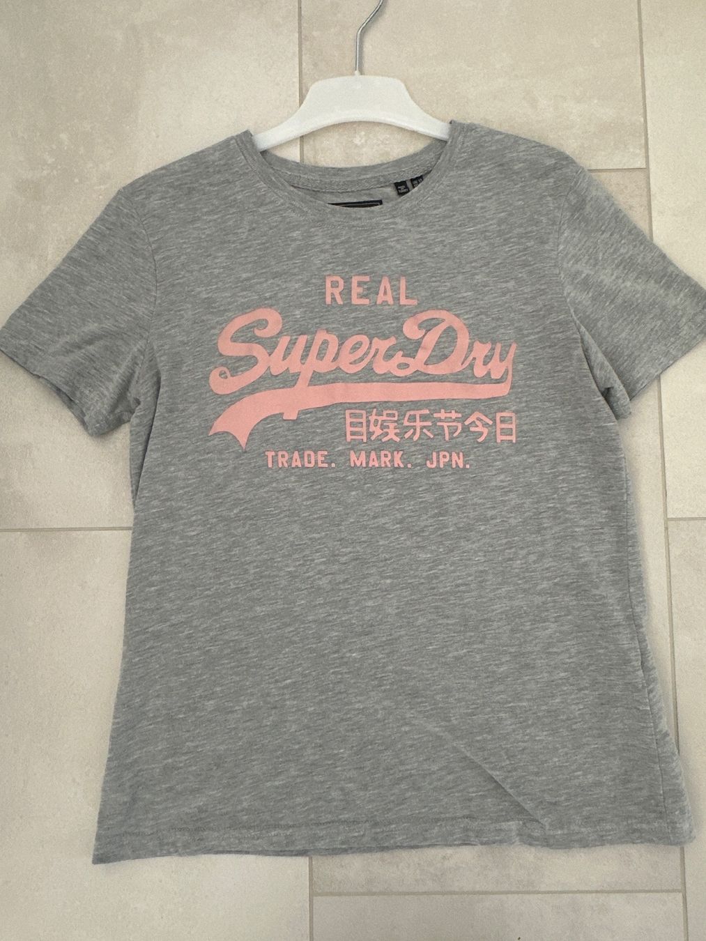 Superdry T-Shirts: Damen Superdry T-Shirt grau – Gebraucht aus Zug von Hehe