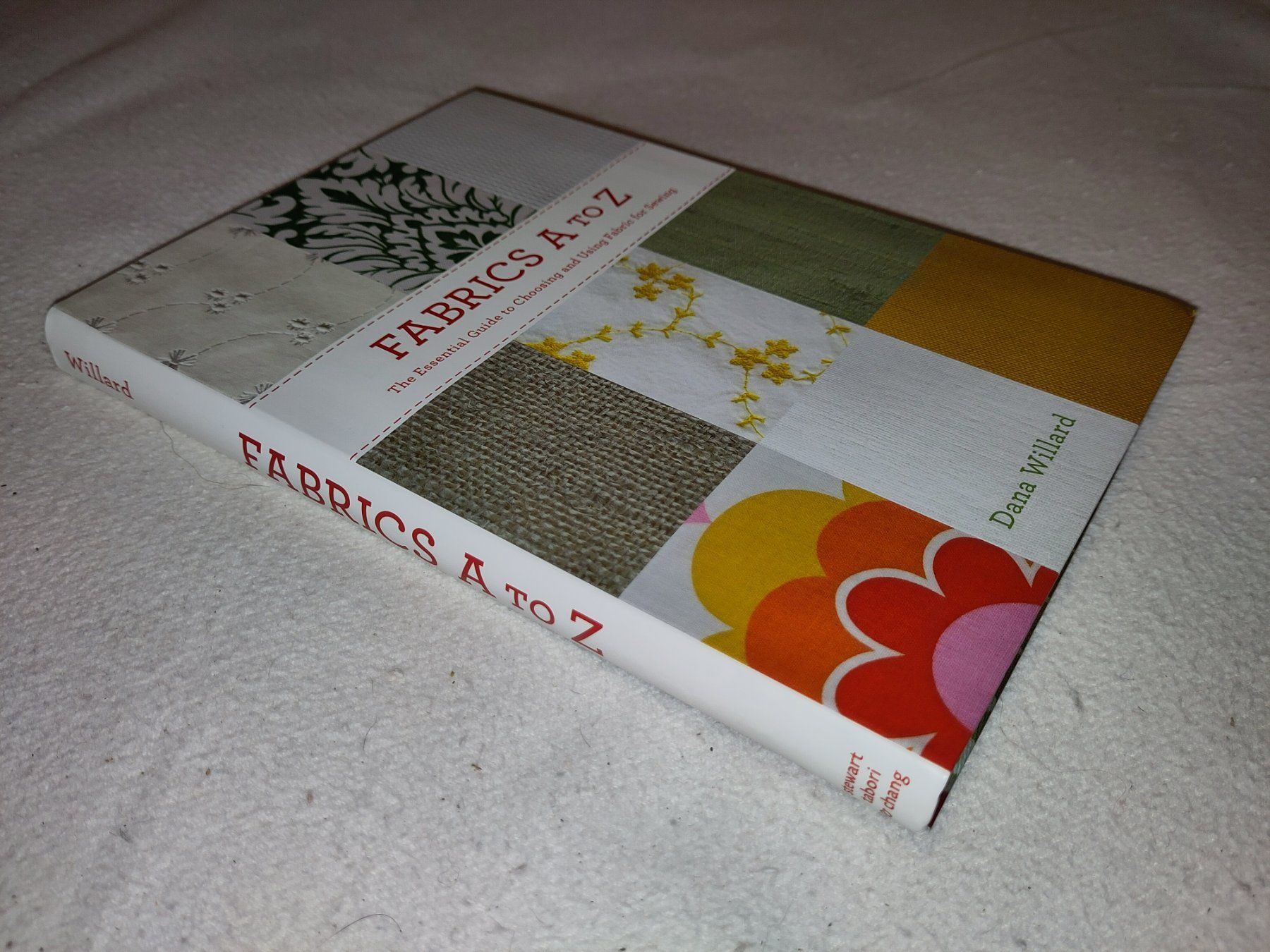 Libri: Fabrics A to Z / by Dana Willard – Nuovo (secondo la descrizione) da Muttenz venduto da Laeckerlihamschter 1