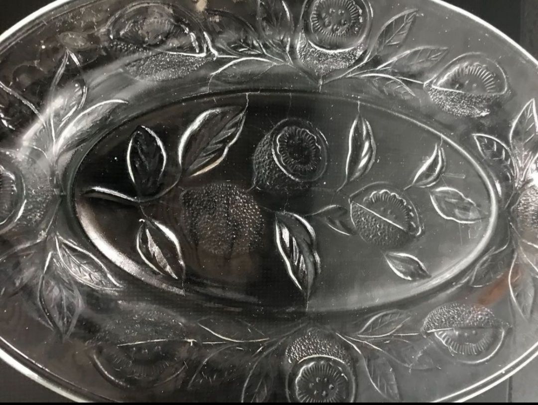 Servierplatten: OVALER SERVIERTELLER / TELLER / PLATTE AUS GLAS / KRISTALL. – Gebraucht aus Buchs AG von Cuescu 2