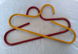 2 Kleiderbügel aus Metall, rot und orange / 70er Jahre