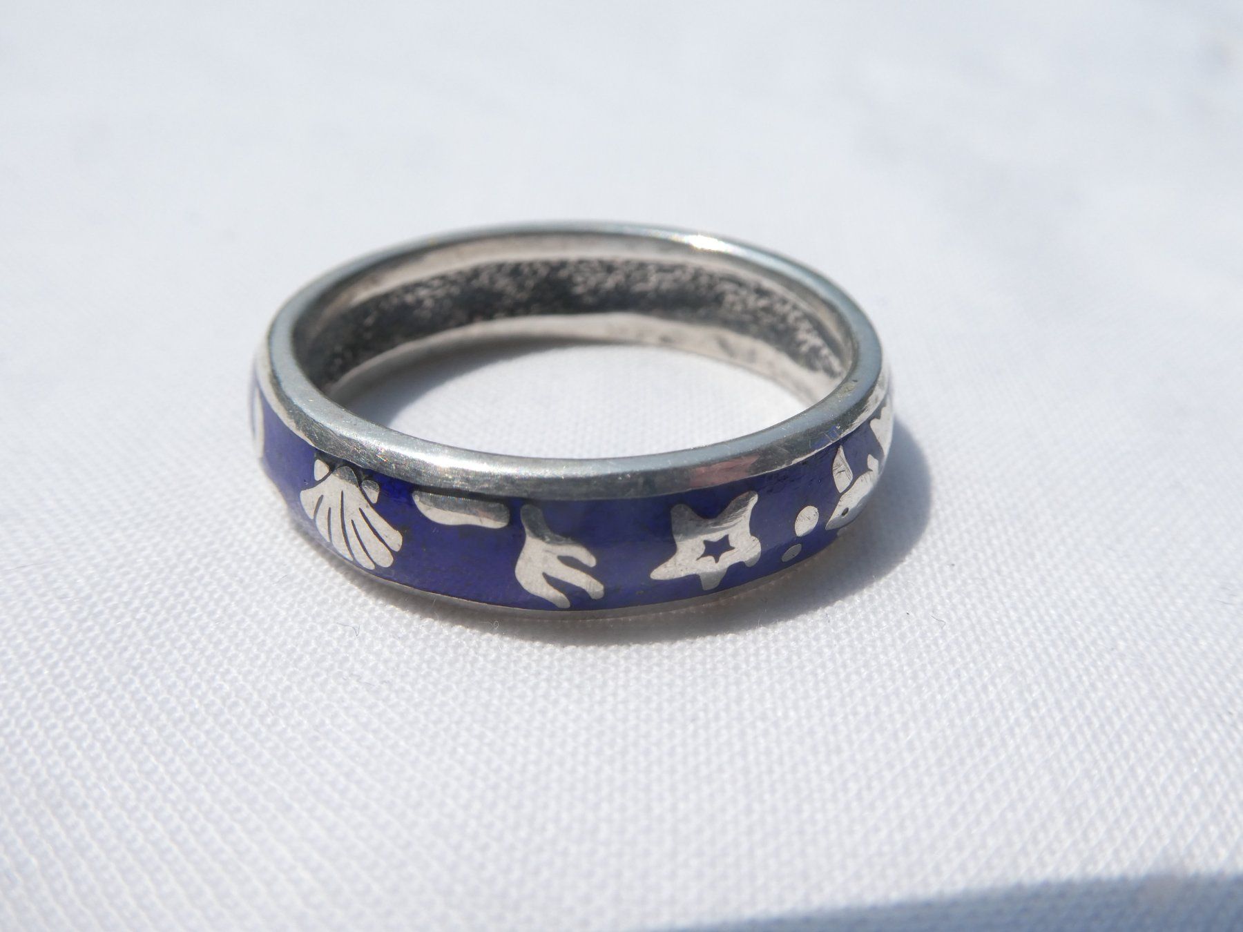Anelli: Auffälliger Ring mit blauer Einlage & Symbolen, Gr. 66 (21mm – Usato da Gattikon venduto da kaandooh 1