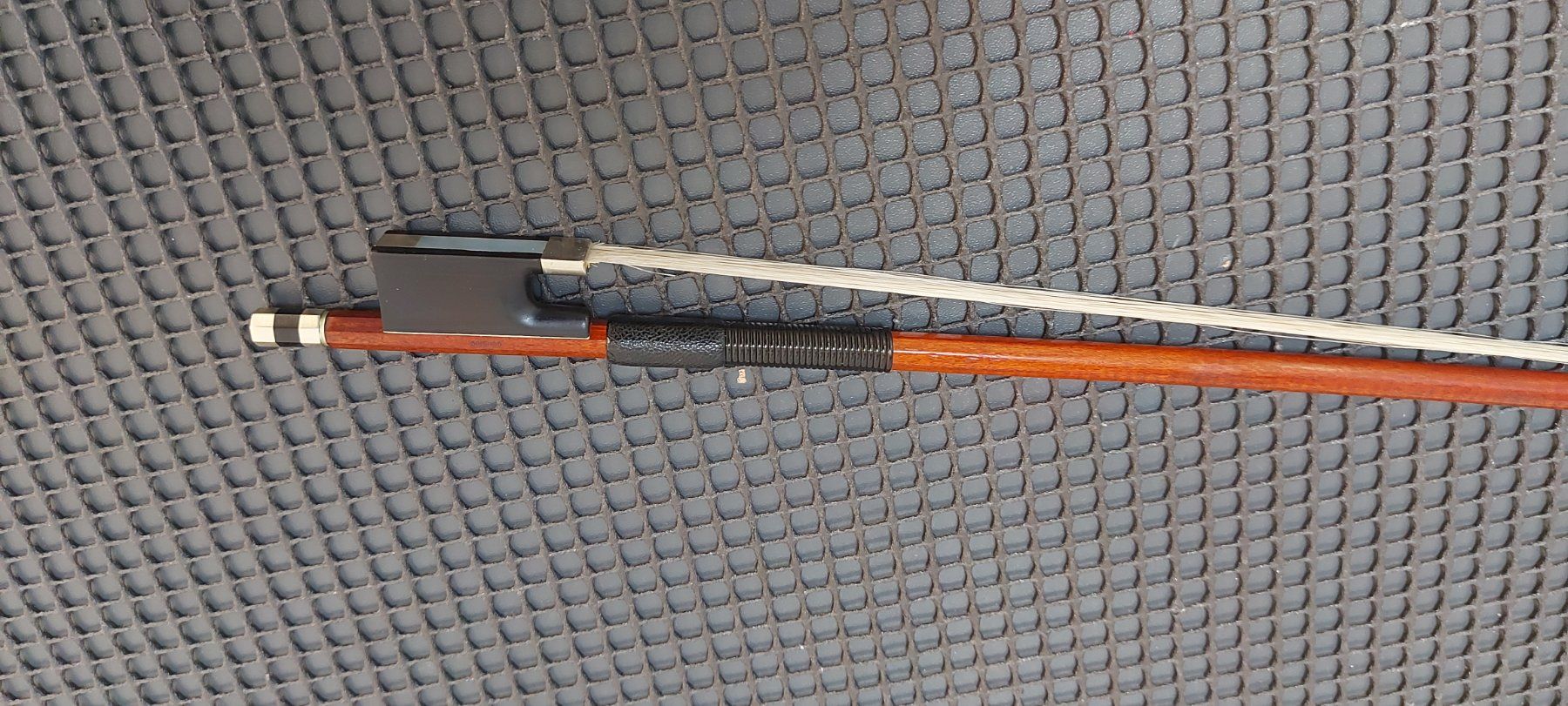 Musikinstrumente: 4/4 Geigenbogen Combrio fernambuco Octagonal  75 cm , 58 gr. – Gebraucht aus Glattbrugg von Swissmusik 1