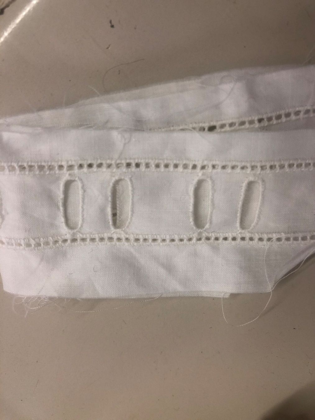 Tessuti: Spitze , weiss, 30 cm lang, 4 cm breit – Usato da Pratteln venduto da sLaedeliBB
