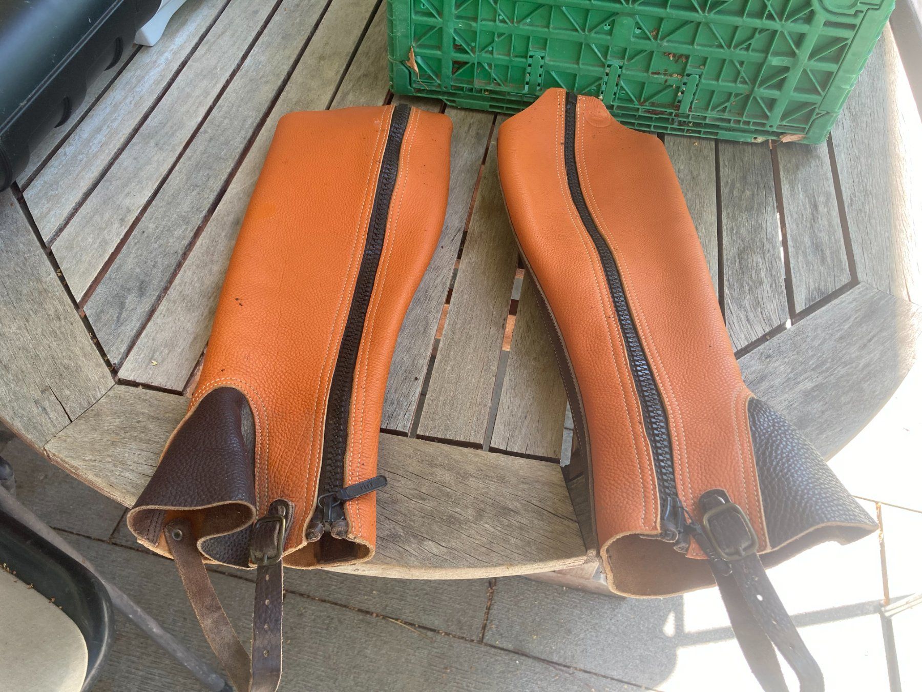 Stinchiere & Fasciature: Minichaps en cuir artisanales – Usato da La Rippe venduto da pommme 2