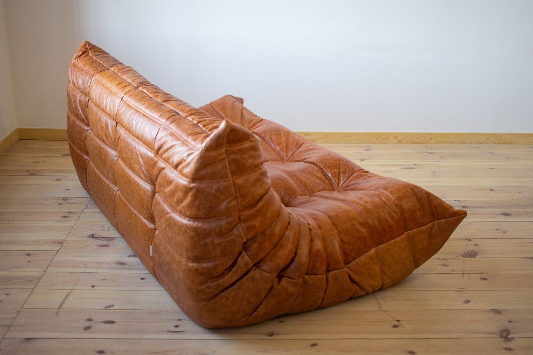 Ligne Roset Sofas: 3er Sofa Togo, neu bezogen mit Leder – Neu (gemäss Beschreibung) aus Zürich von ERATOMIUM 4
