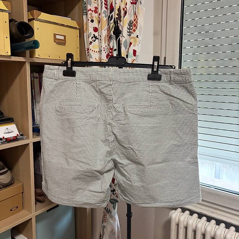 Hosen: Short rayés blanc-vert, 42 – Gebraucht aus Clarens von N-Sol 1