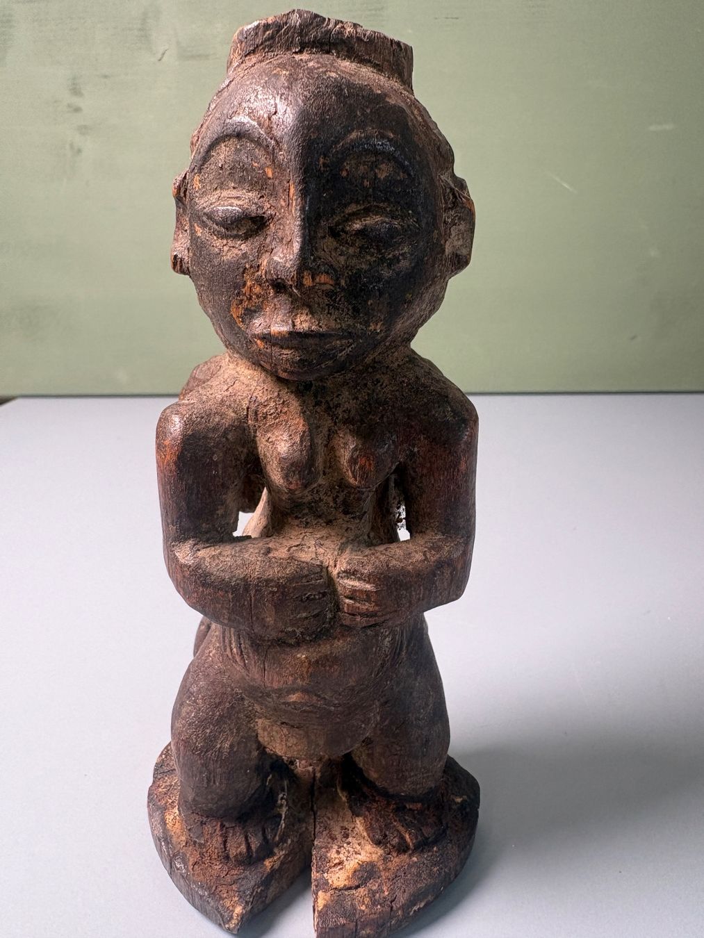 Sculture & Statue: Afrikanische Holzfigur mit geschnitztem Hocker – Usato da Otelfingen venduto da Yossi-68 1
