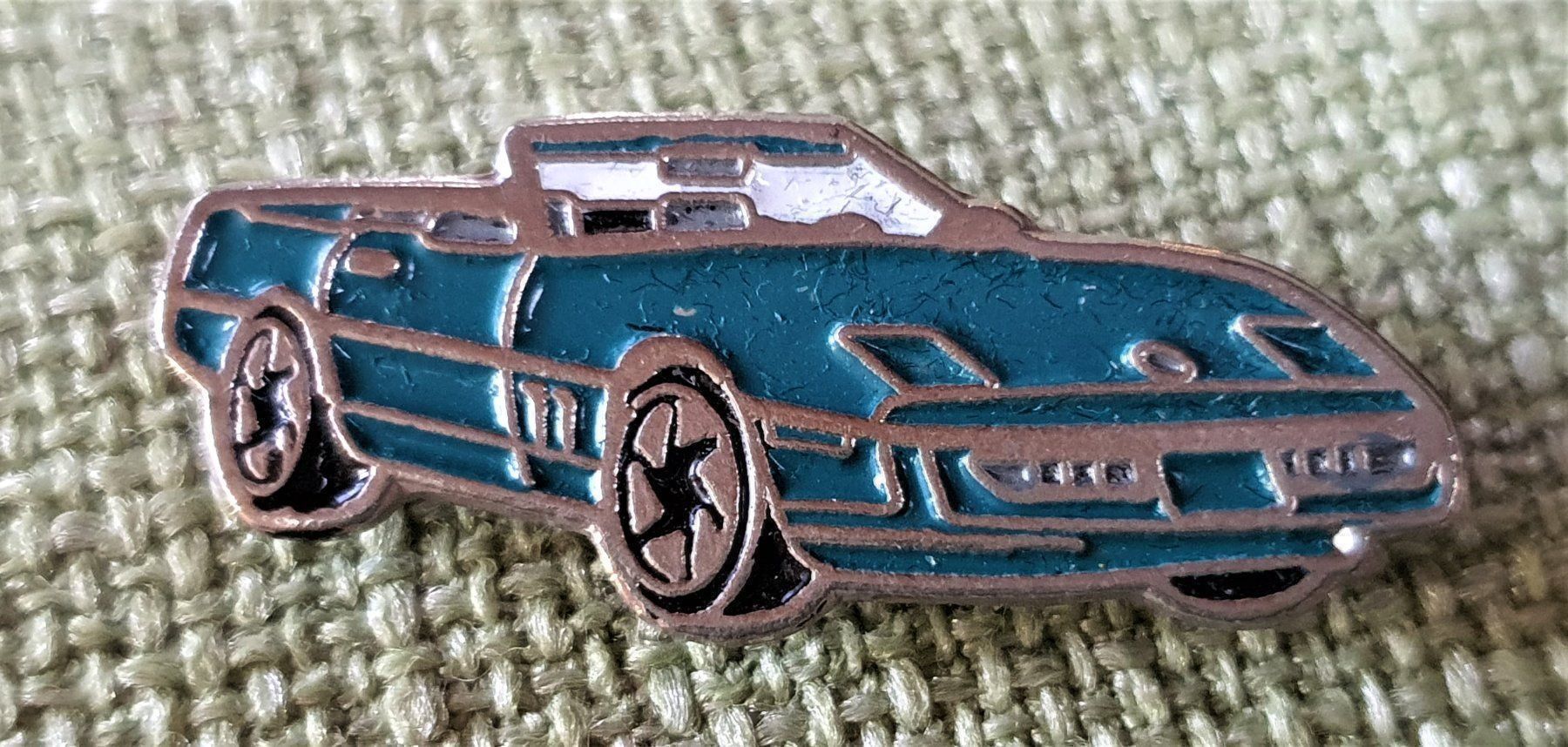 Spielzeuge: J717 - Pin Oldtimer Auto – Gebraucht aus Reinach BL von Boston-Verkauf